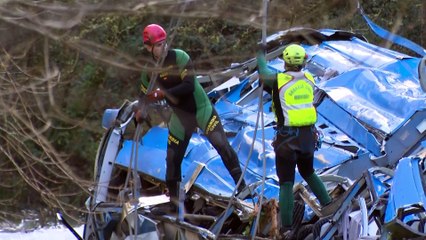 Logran sacar el autobús del cauce del río Lérez (Pontevedra)
