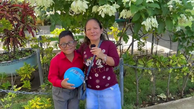 Madre e hijo, con enanismo, una historia de superación en Nicaragua