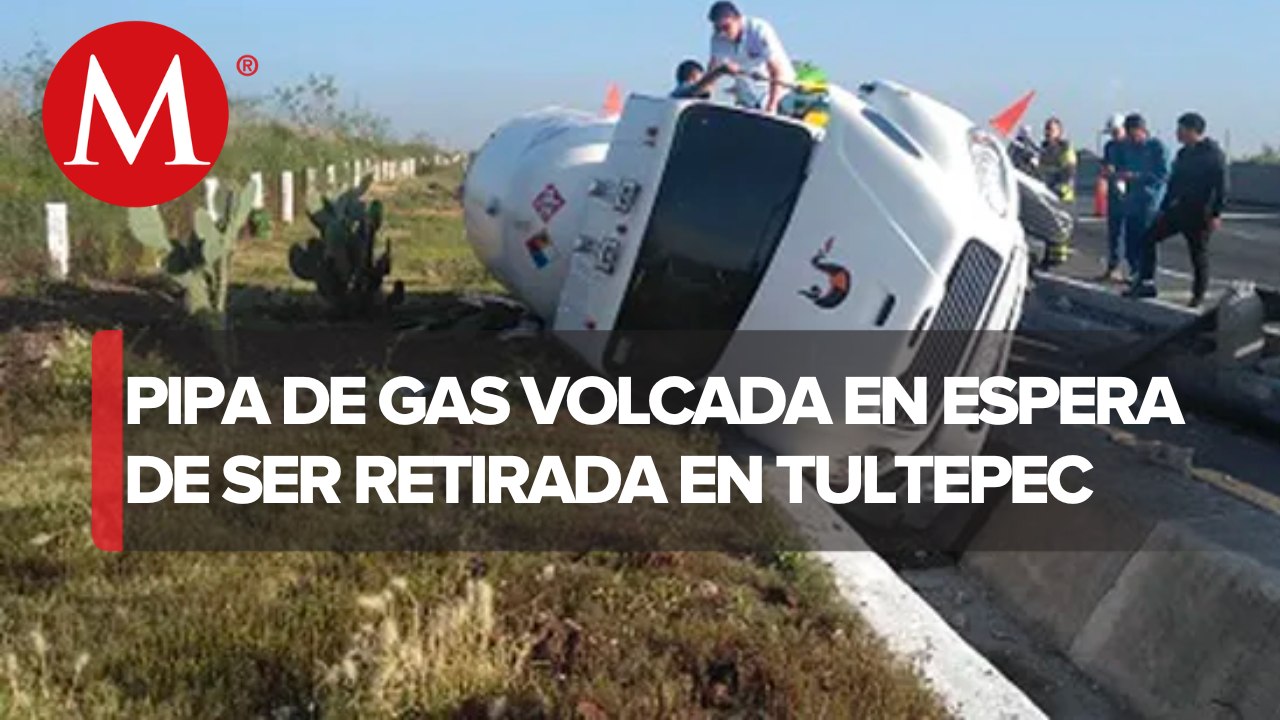 Se vuelca pipa de gas LP sobre Circuito Exterior Mexiquense