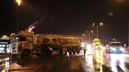 İzmir'de devrildikten sonra alev alan vidanjör itfaiye ekiplerince sündürüldü