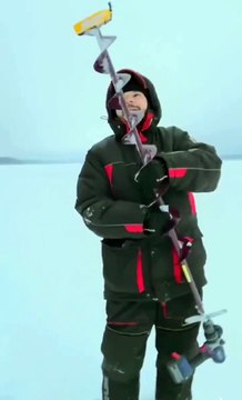 Attend, je regarde si la glace est assez épaisse... oups