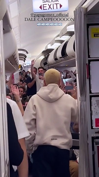 La ovación a Alejandro Papu Gómez en un avión