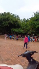 Regalan juguetes y dulces desde una avioneta en San Joaquín, Beni