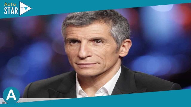 Nagui rend hommage au roi Pelé, « le plus élégant et le plus gentil des plus grands footballeurs »,