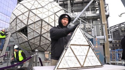 Instalan 192 cristales nuevos en la bola de Times Square para la Nochevieja
