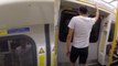 Vídeo: Homem sai de trem do metrô, corre e pega a mesma composição na estação seguinte