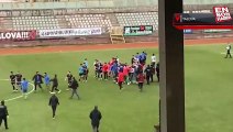 Yalova’da sahaya inen kulüp başkanı rakip takımda oynayan futbolcuya saldırdı
