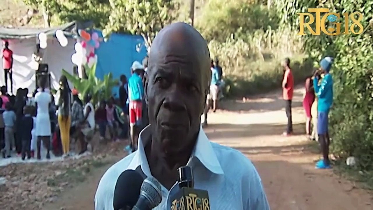 Fondasyon Busta Jhon distribiye materyèl eskolè bay plizyè timoun nan 4èm seksyon kominal Petyonvil.