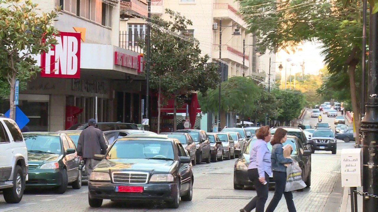 كيف نجح حاكم مصرف لبنان في تخفيض سعر صرف الدولار؟