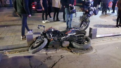 İzmit'te trafik levhasına çarpan motosikletteki 2 kişi yaralandı