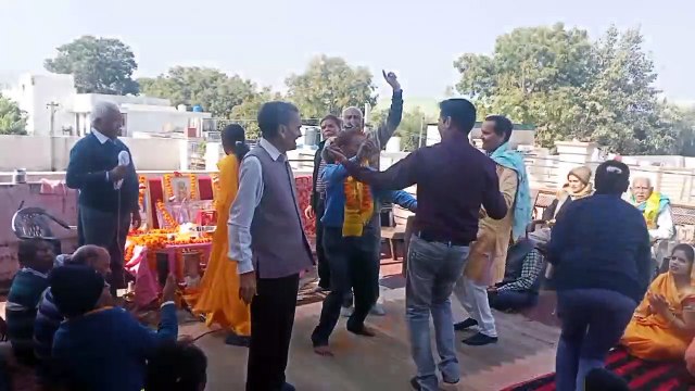 सत्संग में भजनों पर झूमे श्रोता, सजाई झांकी