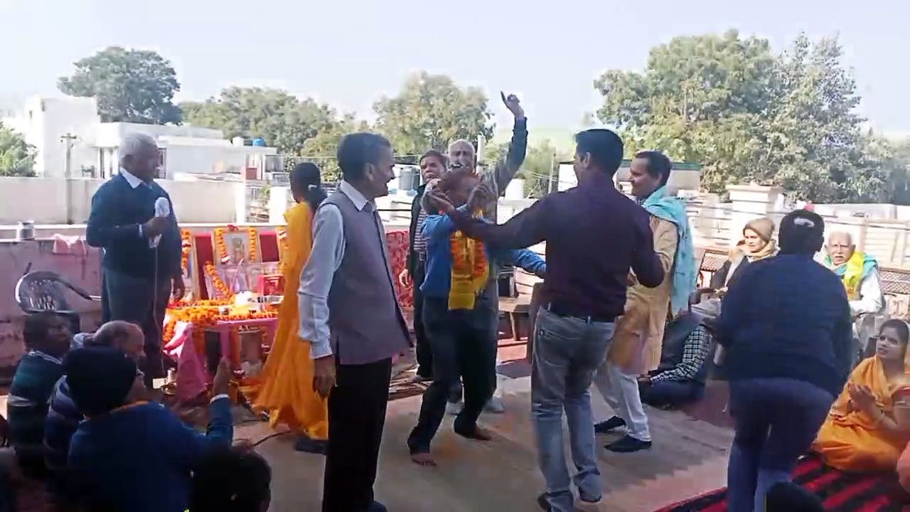 सत्संग में भजनों पर झूमे श्रोता, सजाई झांकी