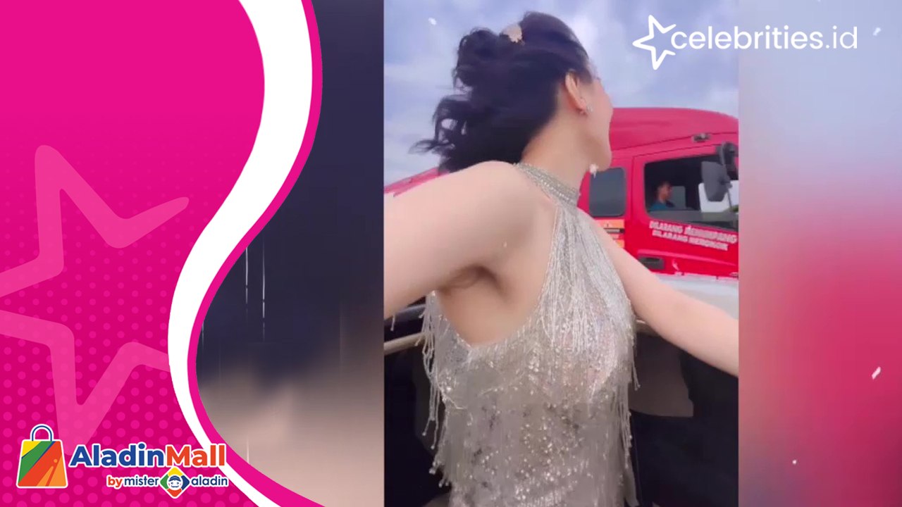 Wika Salim Kena Hujat Netizen Gegara Pamer Baju Seksi dan Goda Sopir Truk