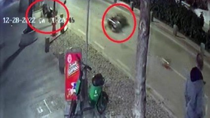 Savrulan motosiklet metrelerce sürüklendi, 2 kişi ağır yaralandı! O anlar kamerada