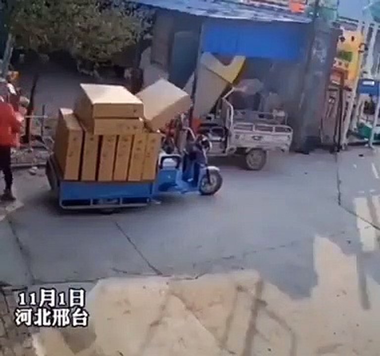 Por error este hombre presiona el acelerador del motocarga