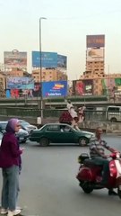 Devesi ile trafikte yolculuk yapan Mısırlı