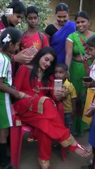 Akshara Singh फैन्स के साथ क्यूट अंदाज में सेल्फी क्लिक करवाते हुए