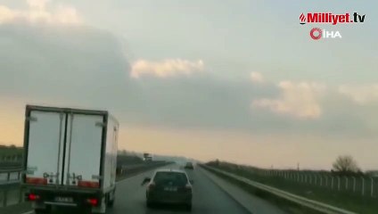 Trafik magandası kamyonetin önüne kırdı, trafiği tehlikeye attı