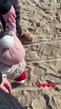 Capucine, la fille de Jérôme et Lucile de L'amour est dans le pré , en train de marcher dans le sable