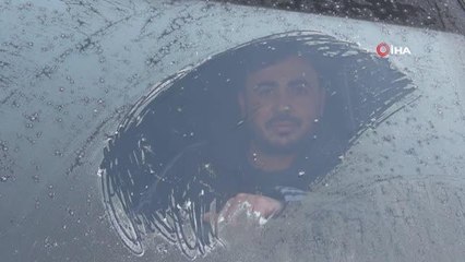 Yüksekova'da araçların camları buz tuttu