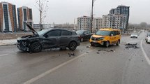 Sivas’ta zincirleme kaza: 1’i polis 4 yaralı