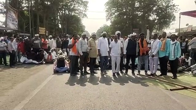 नेशनल हाइवे में धरने पर बैठा सर्व पिछड़ा वर्ग समाज, इन पांच सूत्रीय मांगों को लेकर कर रहे प्रदर्शन