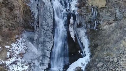 75 metreden akan Susuz Şelalesi kısmen dondu