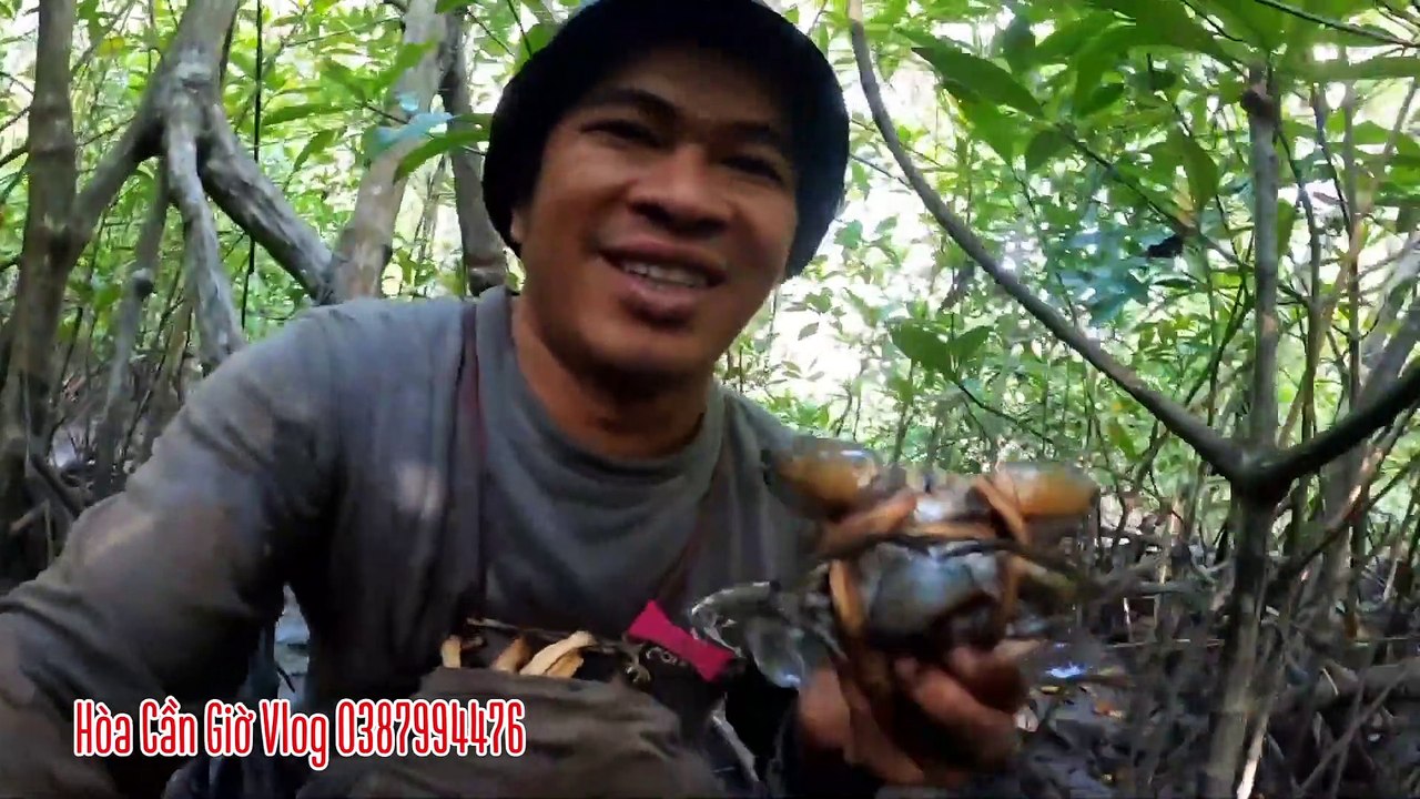 CAO THỦ BẮT CUA BẰNG CHÂN