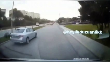 Köpeğe çarptı, yavaşlayamaya bile gerek duymadan yoluna devam etti