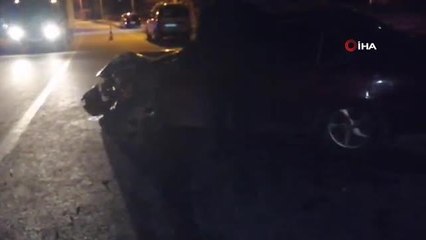 Otomobil sürücüsü önce direğe sonra park halindeki kamyonete çarptı: 1 yaralı