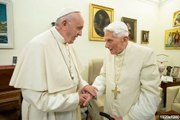 El Papa pide oraciones por Benedicto XVI: 