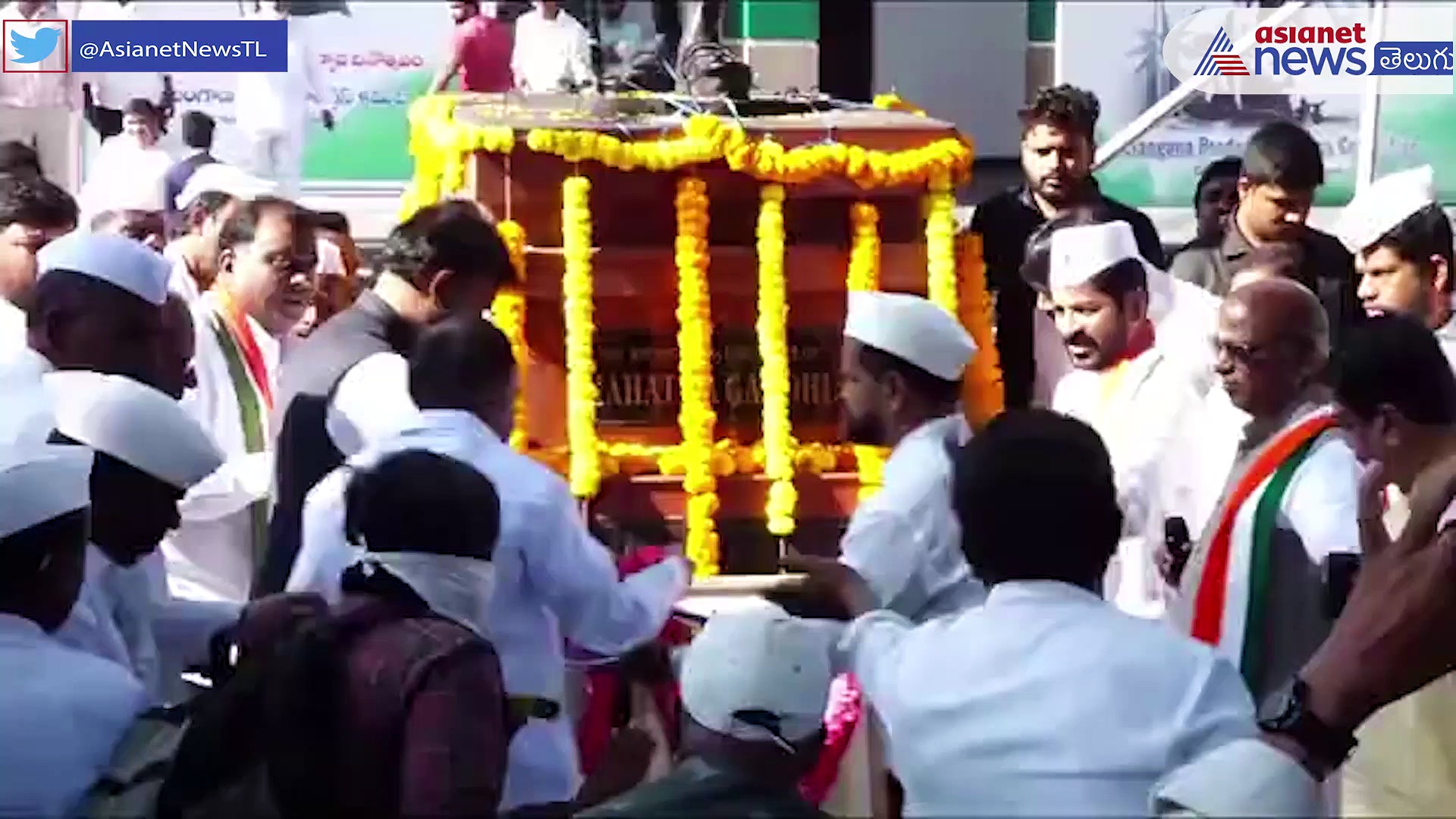 గాంధీభవన్ లో కాంగ్రెస్ ఆవిర్భావ వేడుకలు... జెండా ఆవిష్కరించిన రేవంత్ రెడ్డి