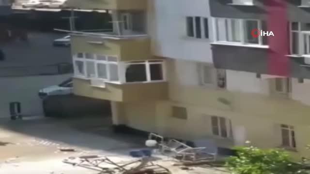 İskele metrelerce yükseklikten yere düştü, emniyet kemeriyle asılı kalan işçi böyle kurtarıldı