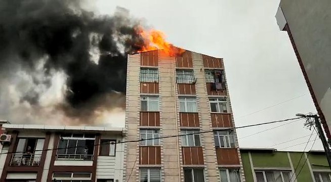 Küçükçekmece'de 5 katlı binanın çatı katında yangın