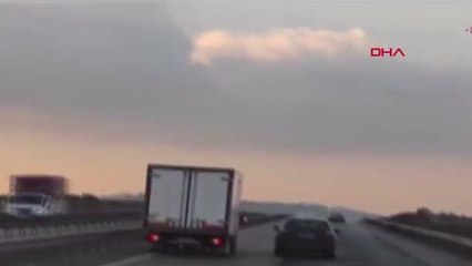 İSTANBUL-SANCAKTEPE'DE ŞOFÖRÜYLE TARTIŞTIĞI KAMYONETİN ÖNÜNÜ KESMEYE ÇALIŞAN SÜRÜCÜ KAMERADA