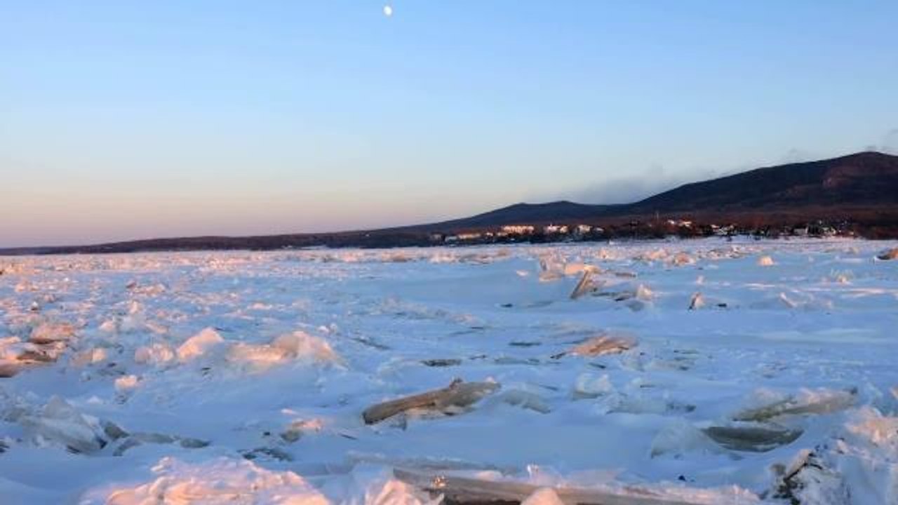 Çin'in Kuzeydoğusunda Batan Güneşin Altında Parlayan Donmuş Nehirler