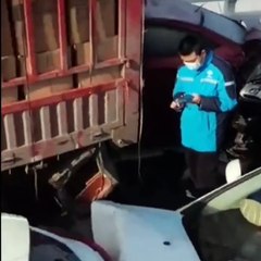 Yoğun sis ve buzlanma nedeniyle 400 araç birbirine girdi