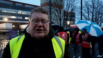 Solidarity picket line at ArrowXL