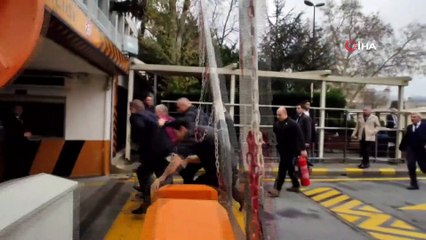 Tezgahı elinden alınan simitçi, İBB binası önünde kendini yakmaya çalıştı