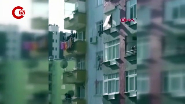 Adana'da iskele çöktü: İşçi kemeriyle havada asılı kaldı