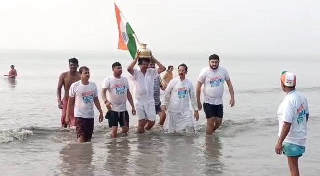 সাগর থেকে জল তুলে কপিল মুনি আশ্রমে পুজো দিয়ে বাংলায় শুরু হল ‘ভারত জোড়ো যাত্রা’ | Oneindia Bengali