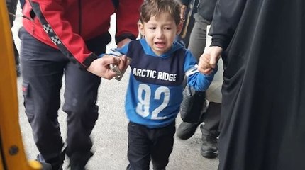 3 yaşındaki çocuk, borudaki parmağıyla hastaneye getirildi