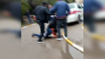 Hastane bahçesinde yere yatırıp kafasını tekmediler