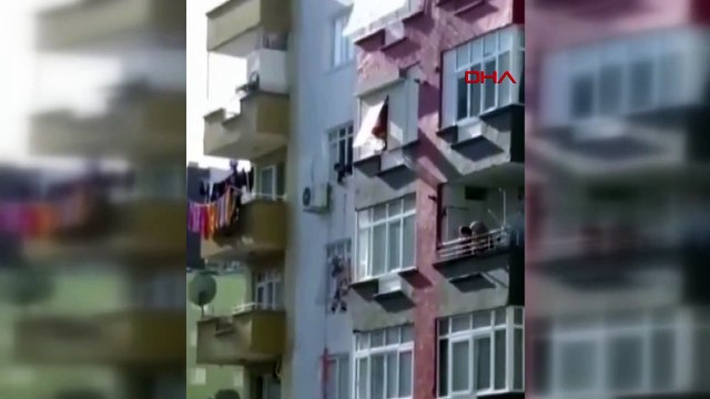 İskele çökünce işçi emniyet sayesinde havada asılı kaldı