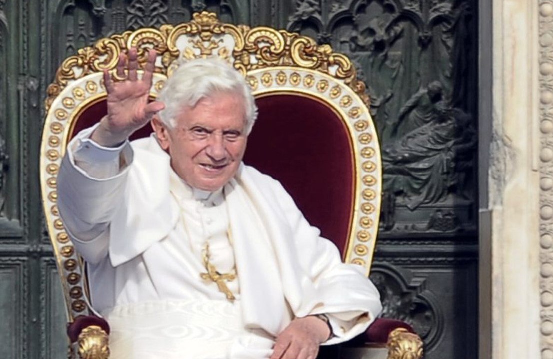 Pope Francis asks for prayers for 'very ill' Pope Benedict XVI - video ...