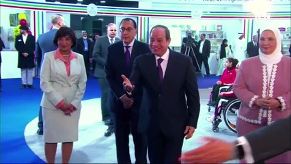 افتحها في البيت .. احد ذوي الهمم يصر على اهداء الرئيس هدية ويطلب منه الاحتفاظ بها