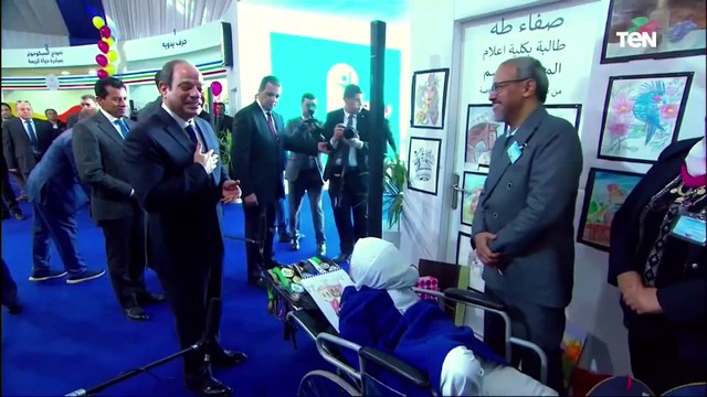 احدى فتيات قادرون باختلاف تهدي الرئيس السيسي هدايا خلال تفقد معرض ذوي الهمم