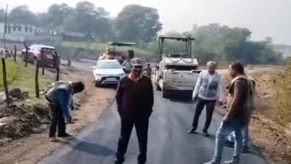 सागर: सड़क निर्माण की खोली थी पोल,अब युवक की जान पर बनी,जाने क्यों