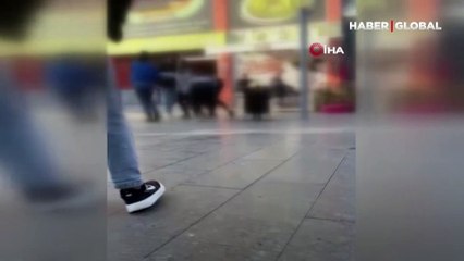 Saç saça kavga eden genç kızları ayırmakta güçlük çektiler! O anlar kameraya yansıdı