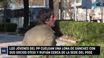 Los jóvenes del PP cuelgan una lona de Sánchez con sus socios Otegi y Rufián cerca de la sede del PSOE